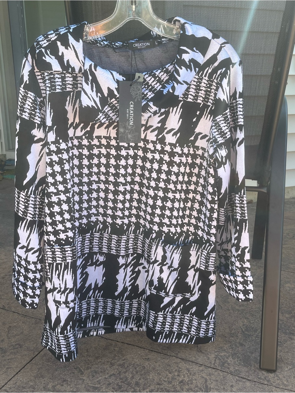 Black & White Patterned pullover Women's Top. Front pockets. Brand new Large.